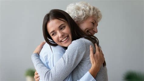 Health benefits of hugging: How many hugs a day do you need? | KOKO BREATHE